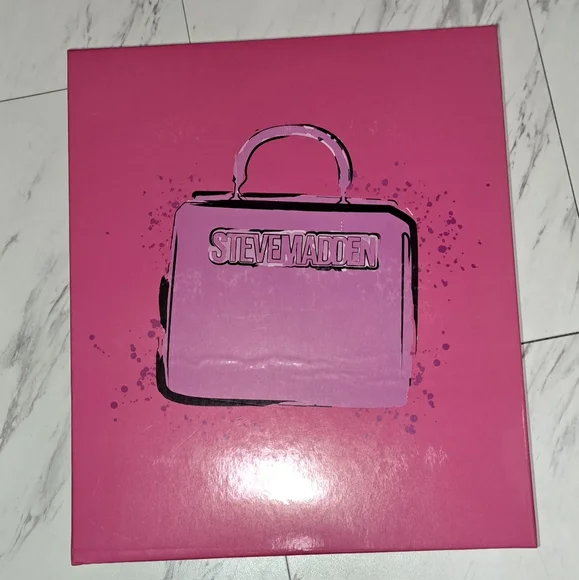 NIB Steve Madden Evelyn gift set with purse/ 3 streaps and airpod case, Pink - Picture 4 of 4